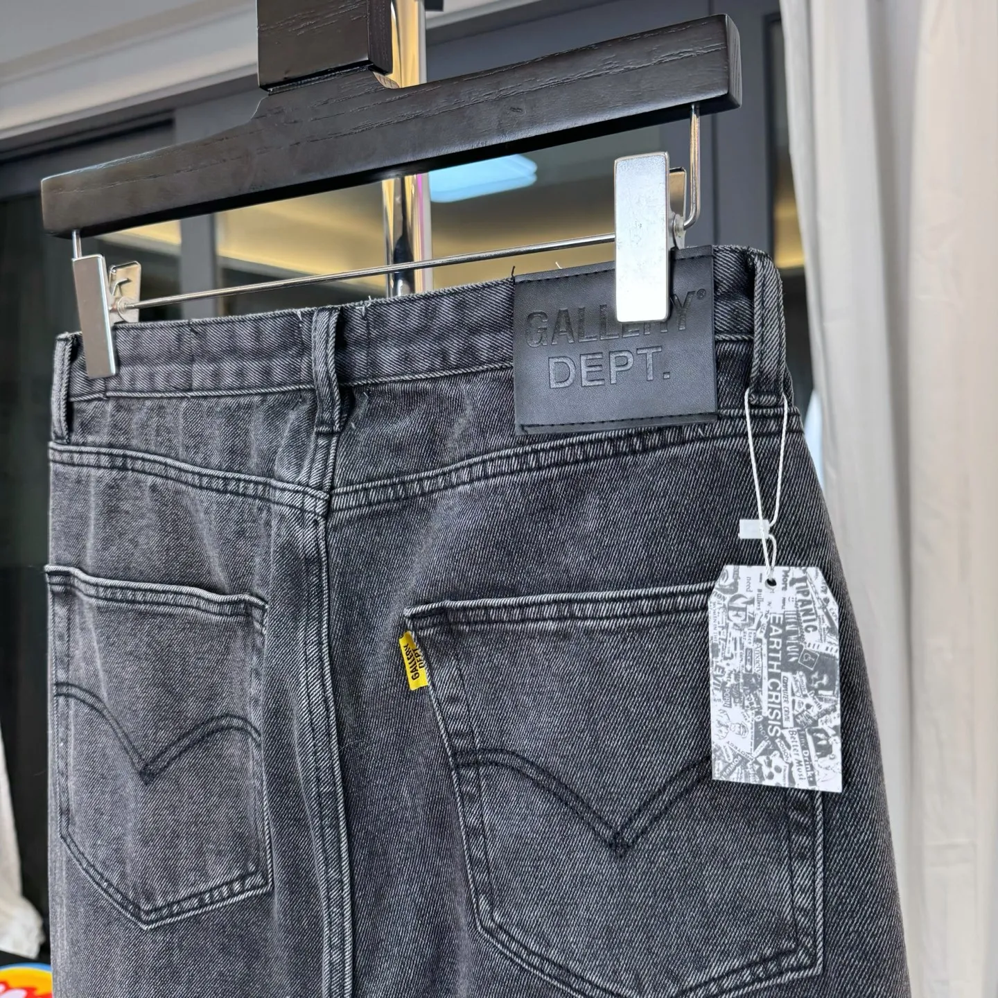 P240 Style No.: D218 GALLERY DEPT & Chrome Hearts Co-branded loose washed flared jeans with cross stitching to truly restore the ultimate vintage texture. Original hardware accessories, washed and other elevators, QR code analysis are all from the original factory, high degree of restoration, you are welcome to compare with a certain product~ Three-dimensional version Loose and comfortable, not picky about the figure, taller and slimmer, factory Seiko, original factory quality control, same style for men and women, can be matched with couples, versatile recommendation, must-have jeans for all seasons Trendy people have been disappointed. From the quality selection of fabrics, the tailoring of details, and the matching of patterns, everything is impeccable! The upper body is so handsome when worn...it can be easily worn by men, women and children! The craftsmanship uses heavy-duty washed pure cotton denim fabric. After washing, it is soft and thick. It is very stylish when worn on the body. Size: 28, 30, 32, 34, 36 (S-XXL) Color: Stitching